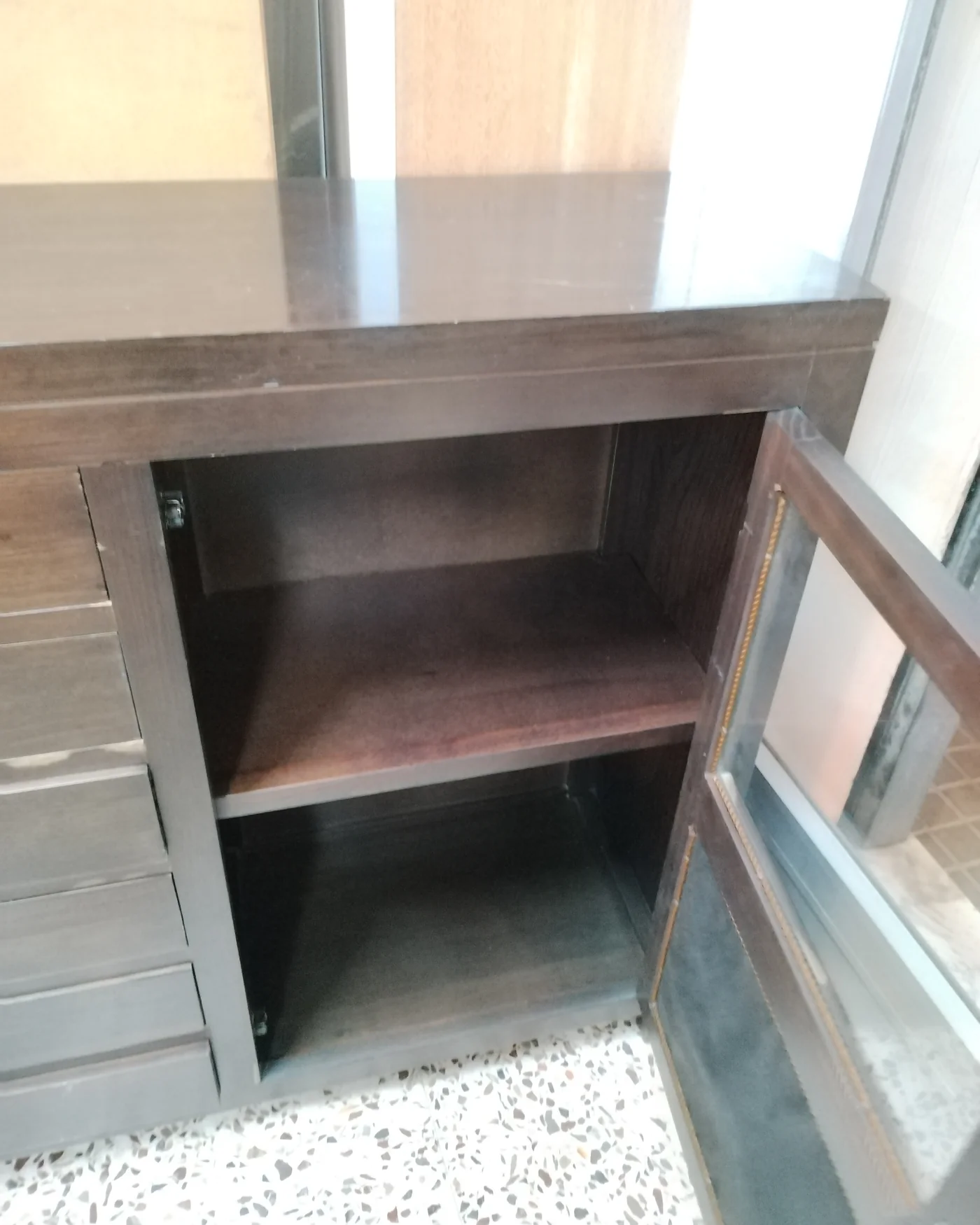 Mueble aparador de madera y ratán - imagen 2