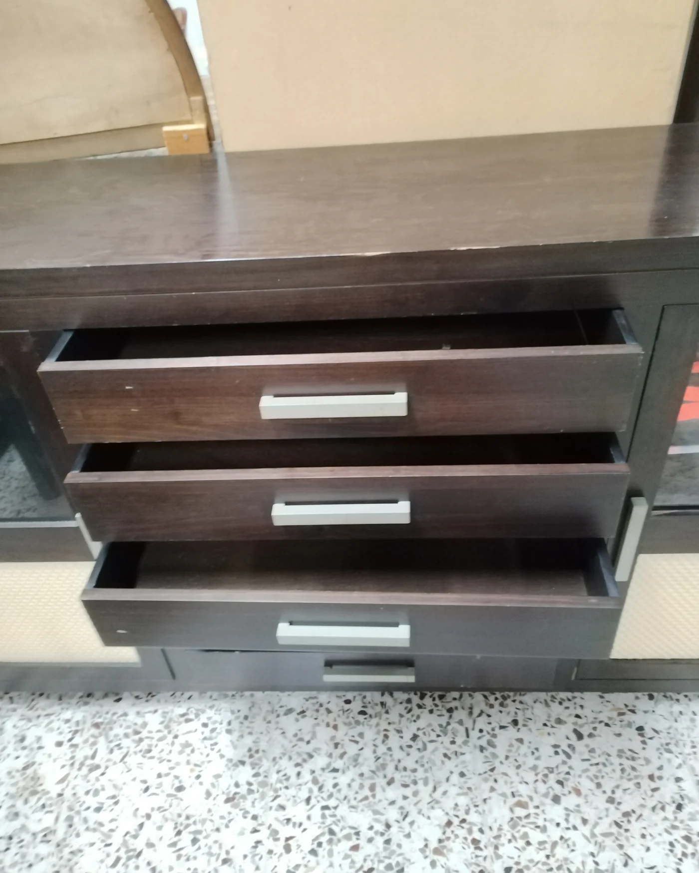 Mueble aparador de madera y ratán - imagen 4