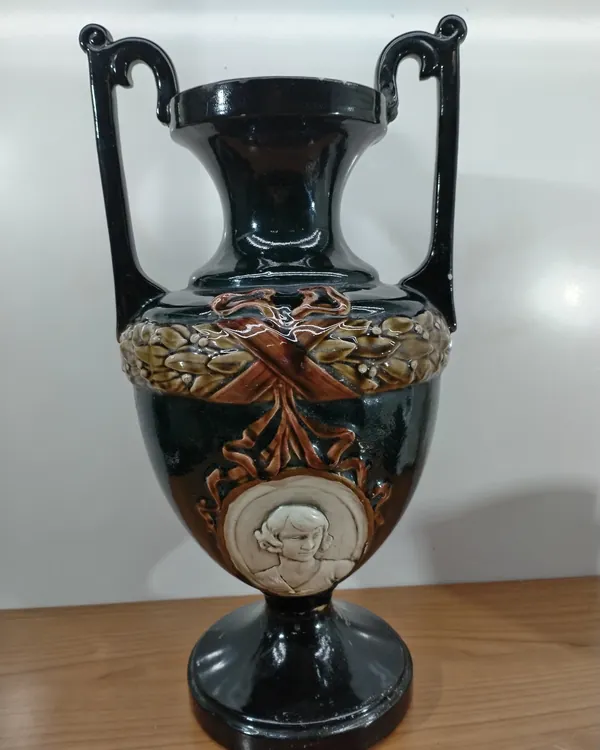 Jarrón antiguo negro con busto