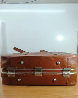 Antigua maleta de cuero y aluminio - miniatura 1