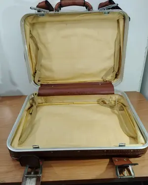 Antigua maleta de cuero y aluminio - miniatura 2