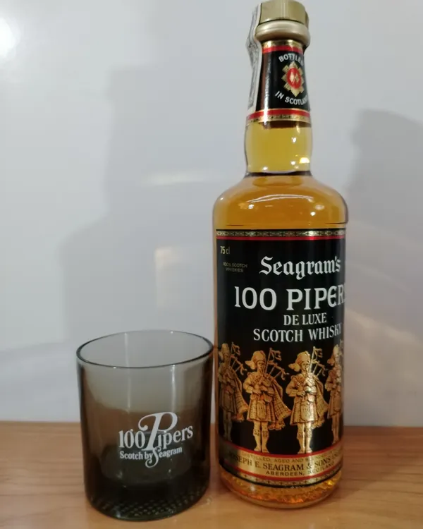 Botella seagram´s 100 pipers con vaso