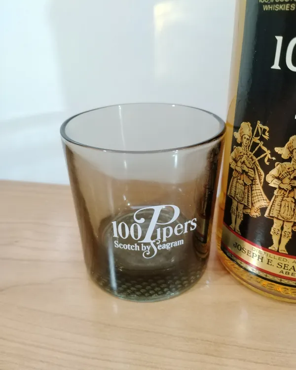 Botella seagram´s 100 pipers con vaso