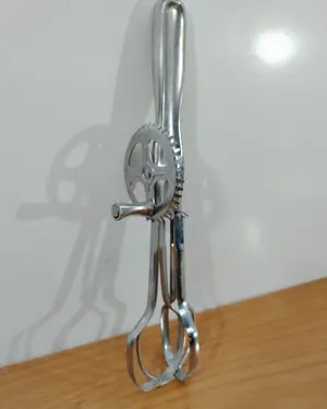 Batidor manual antiguo - miniatura 1