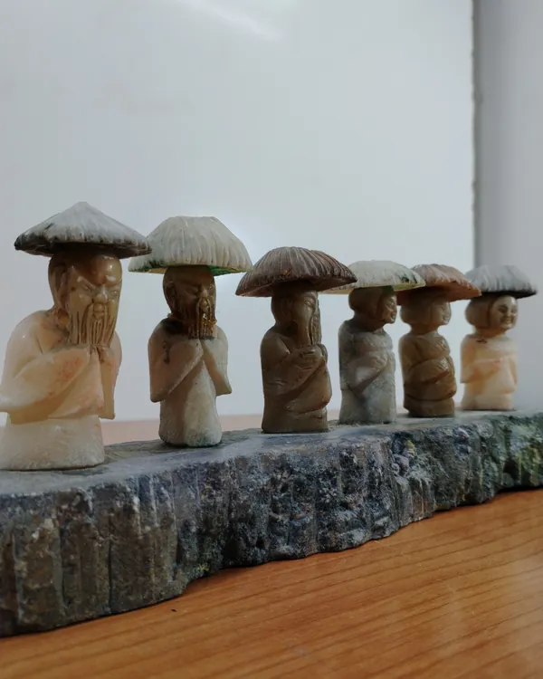 Piedra con monjes chinos