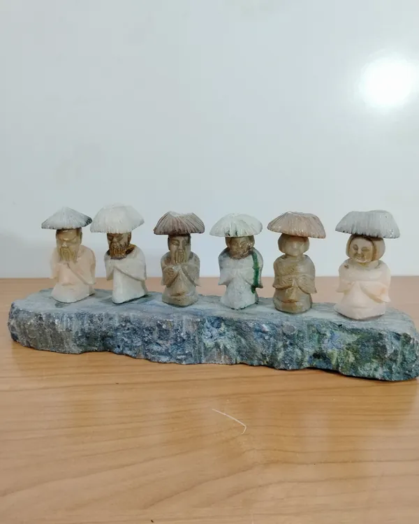 Piedra con monjes chinos