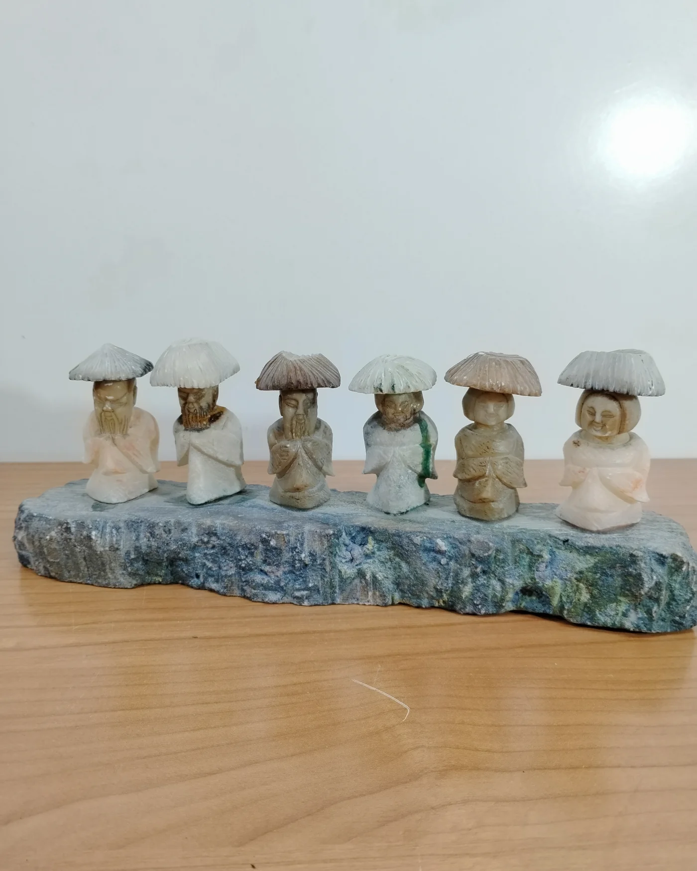 Piedra con monjes chinos - imagen 2