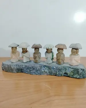Piedra con monjes chinos - miniatura 2