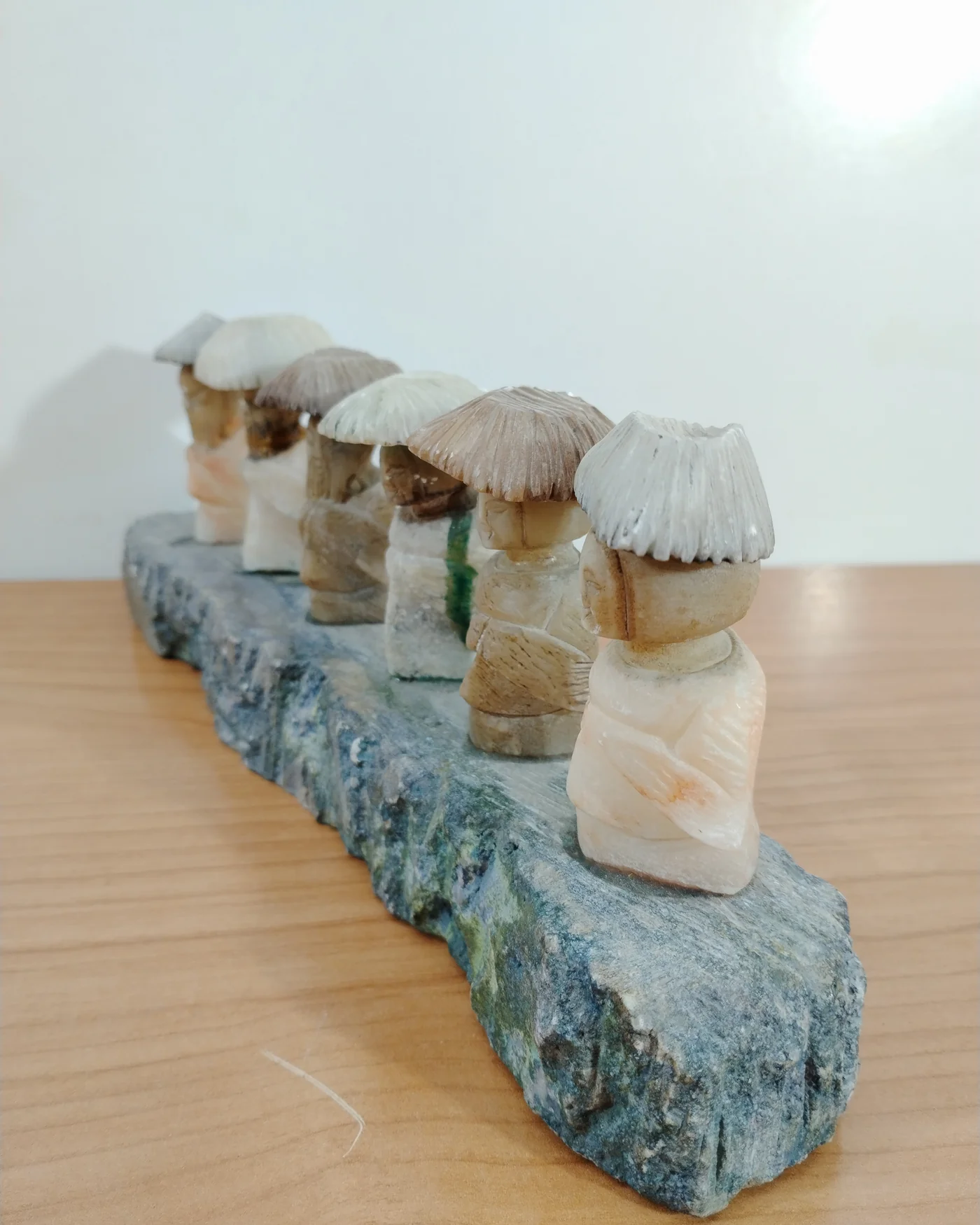 Piedra con monjes chinos - imagen 3