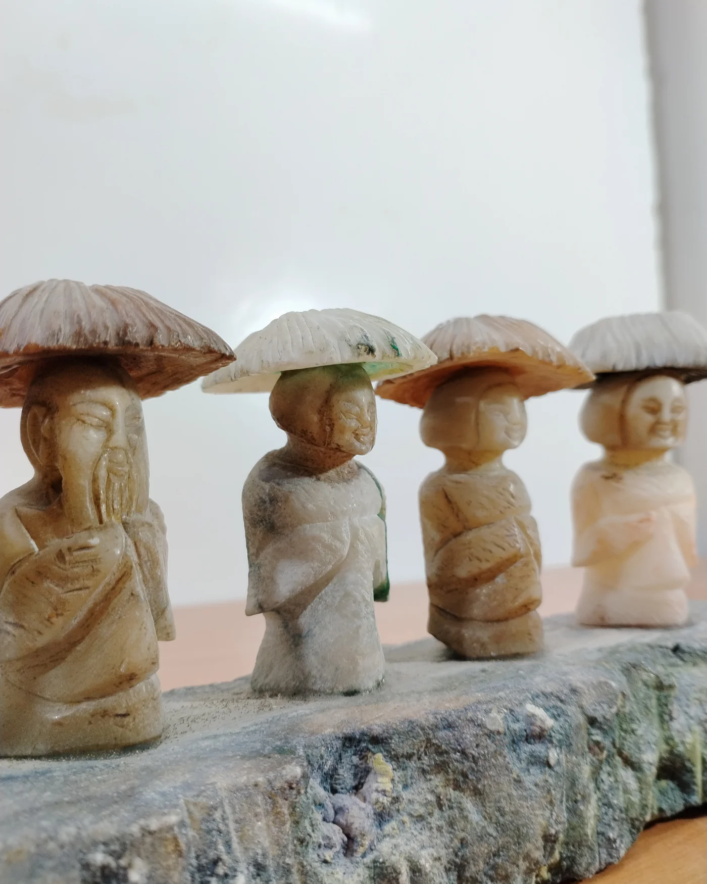 Piedra con monjes chinos - imagen 4