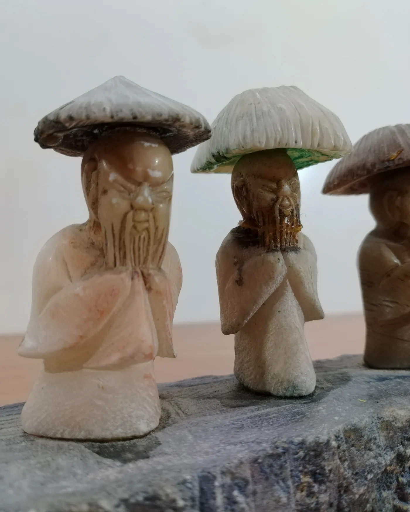 Piedra con monjes chinos - imagen 5