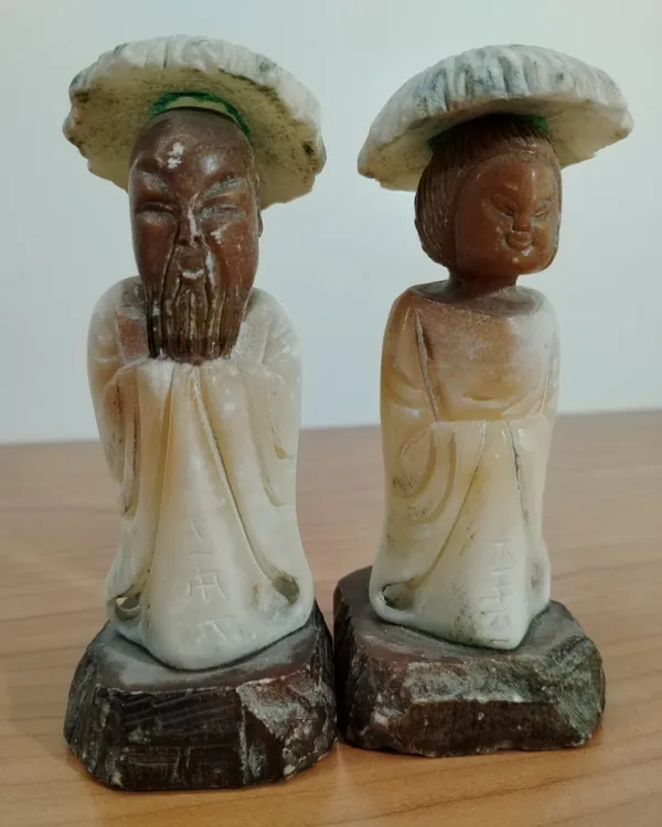 Pareja monjes chinos tallados