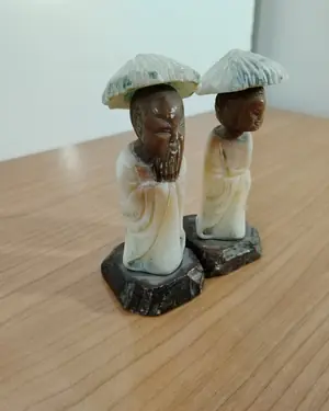 Pareja monjes chinos tallados - miniatura 4