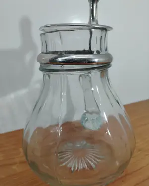 Antigua jarra con tapa - miniatura 2