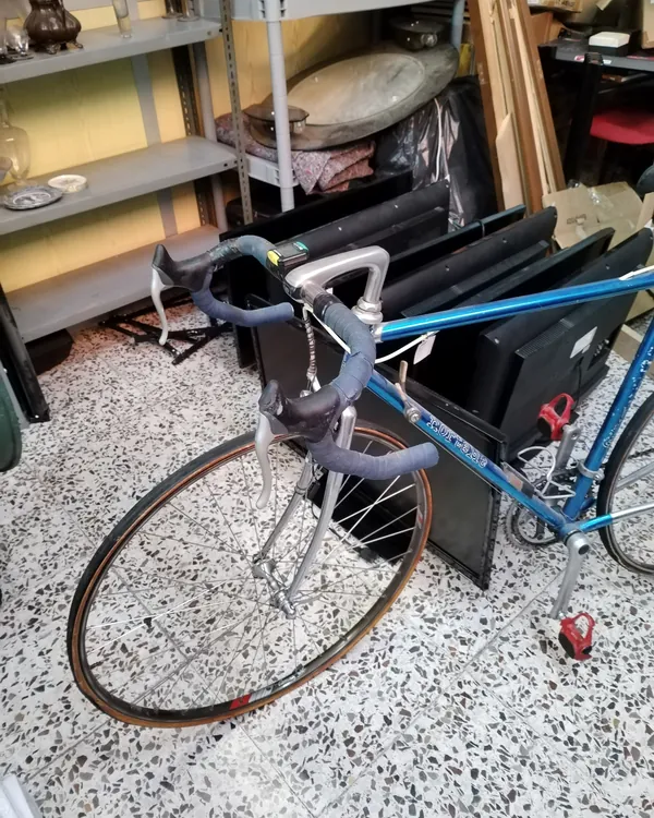 Bicicleta de carretera vintage azul y plata