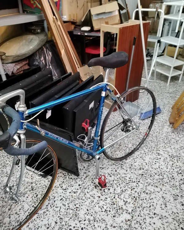 Bicicleta de carretera vintage azul y plata