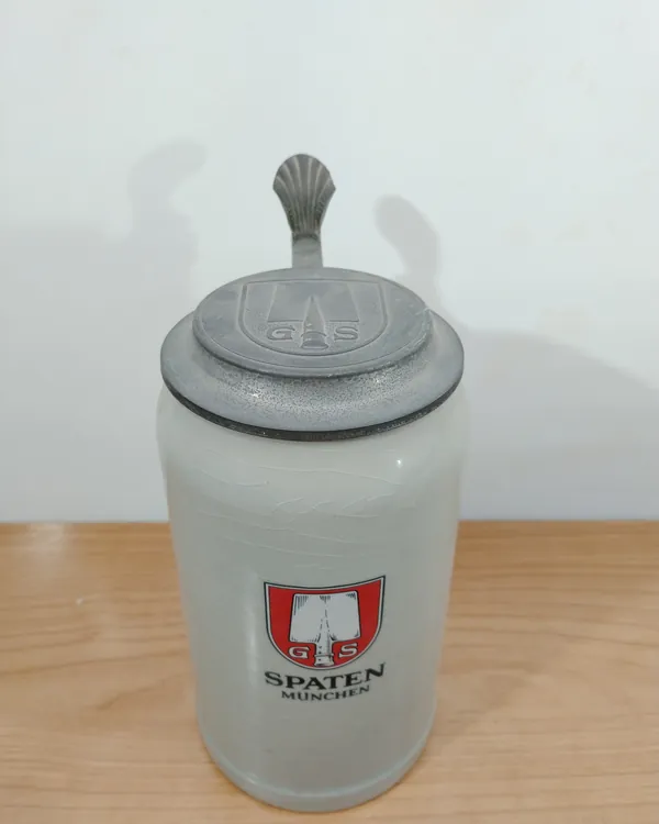 Jarra de cerveza vintage Spaten Múnich con tapa metálica