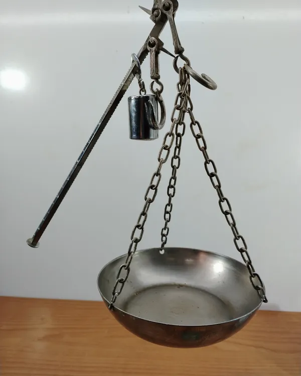 Balanza de mano vintage con peso y cadena