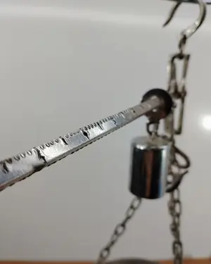 Balanza de mano vintage con peso y cadena - miniatura 2