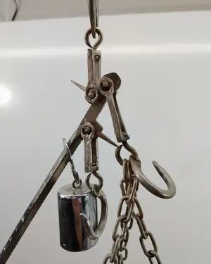 Balanza de mano vintage con peso y cadena - miniatura 3