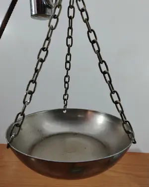 Balanza de mano vintage con peso y cadena - miniatura 4