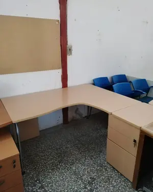 Mesa de oficina esquinera y cajonera - miniatura 1