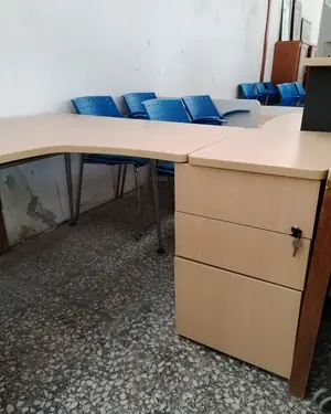 Mesa de oficina esquinera y cajonera - miniatura 2