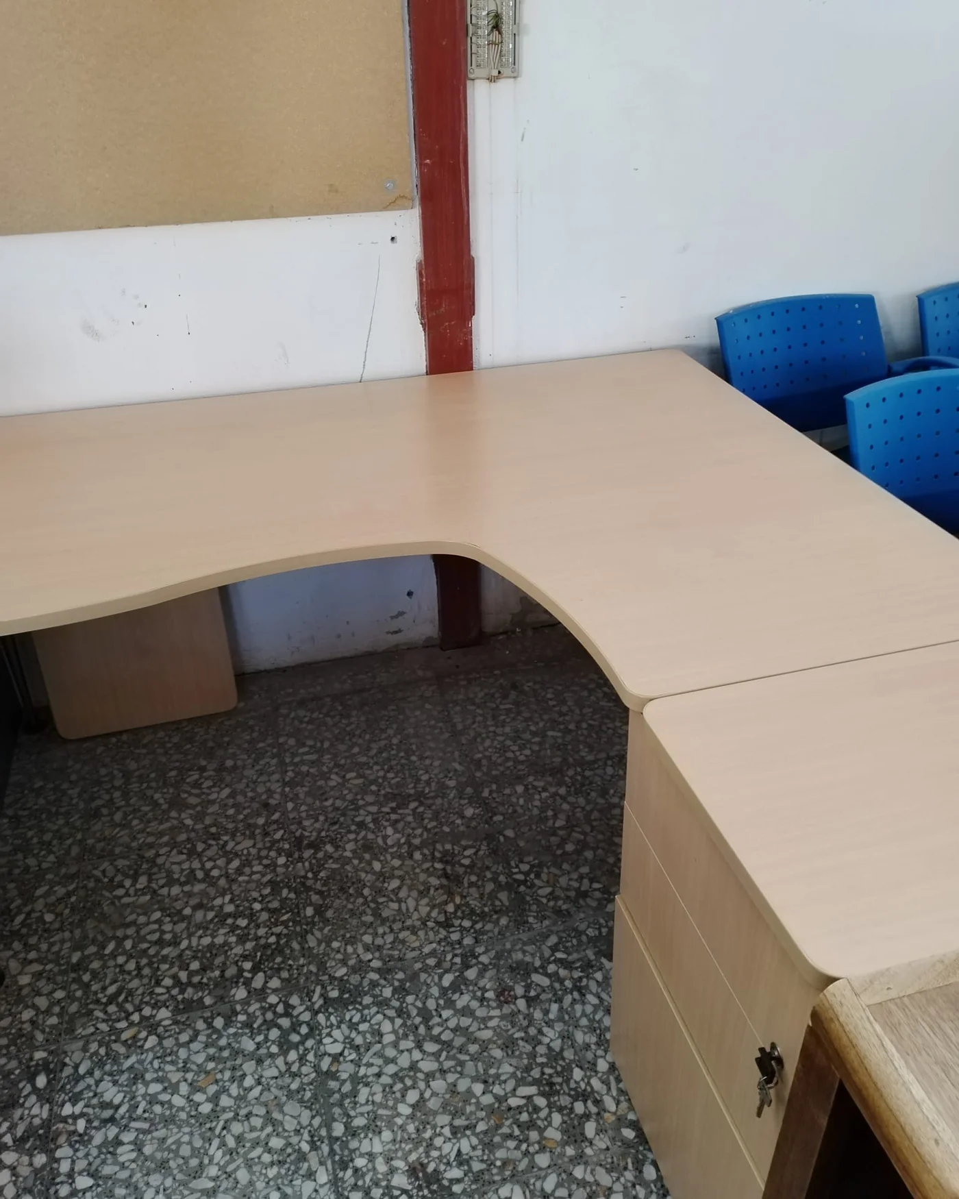 Mesa de oficina esquinera y cajonera - imagen 3