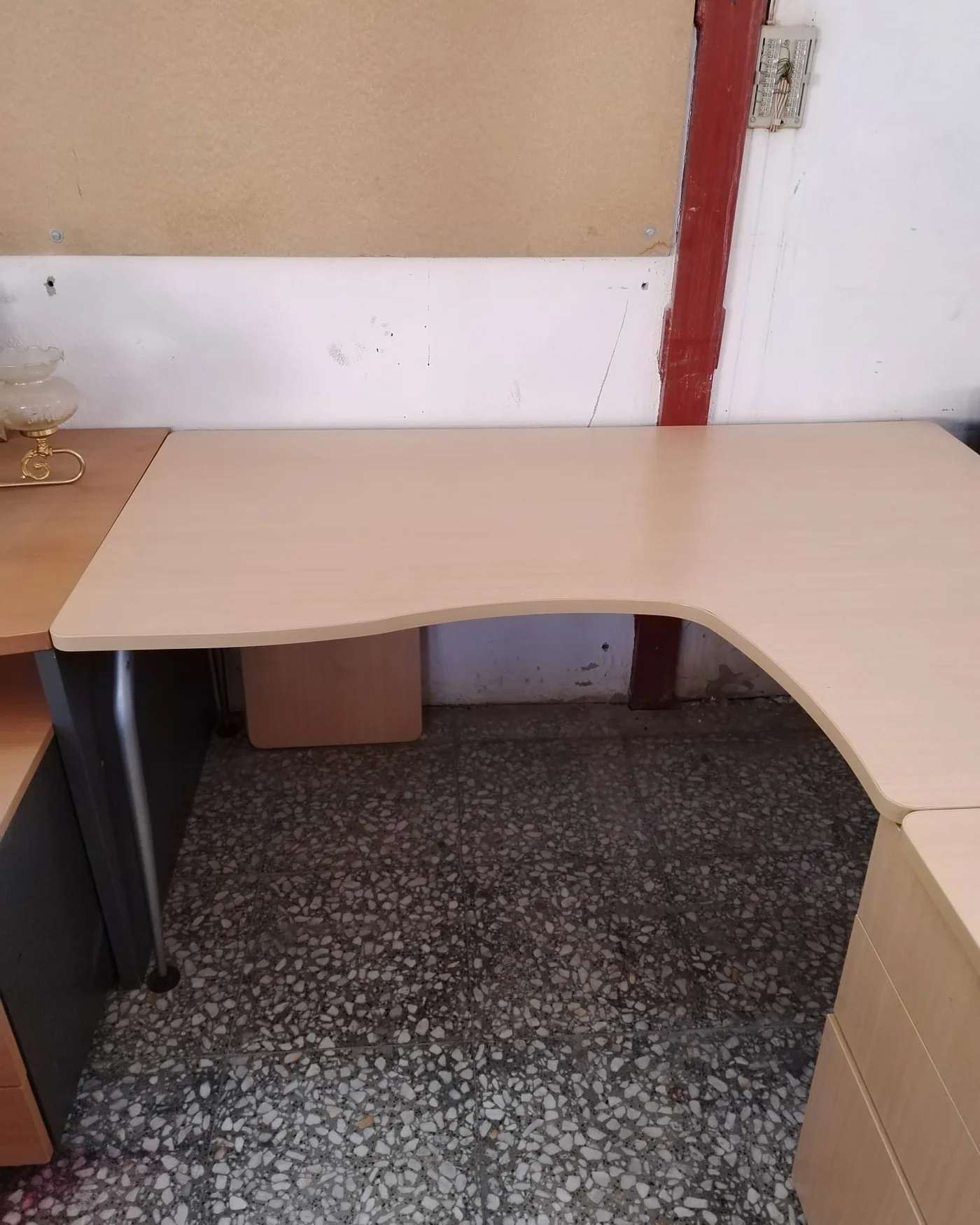 Mesa de oficina esquinera y cajonera - imagen 4
