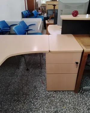 Mesa de oficina esquinera y cajonera - miniatura 5
