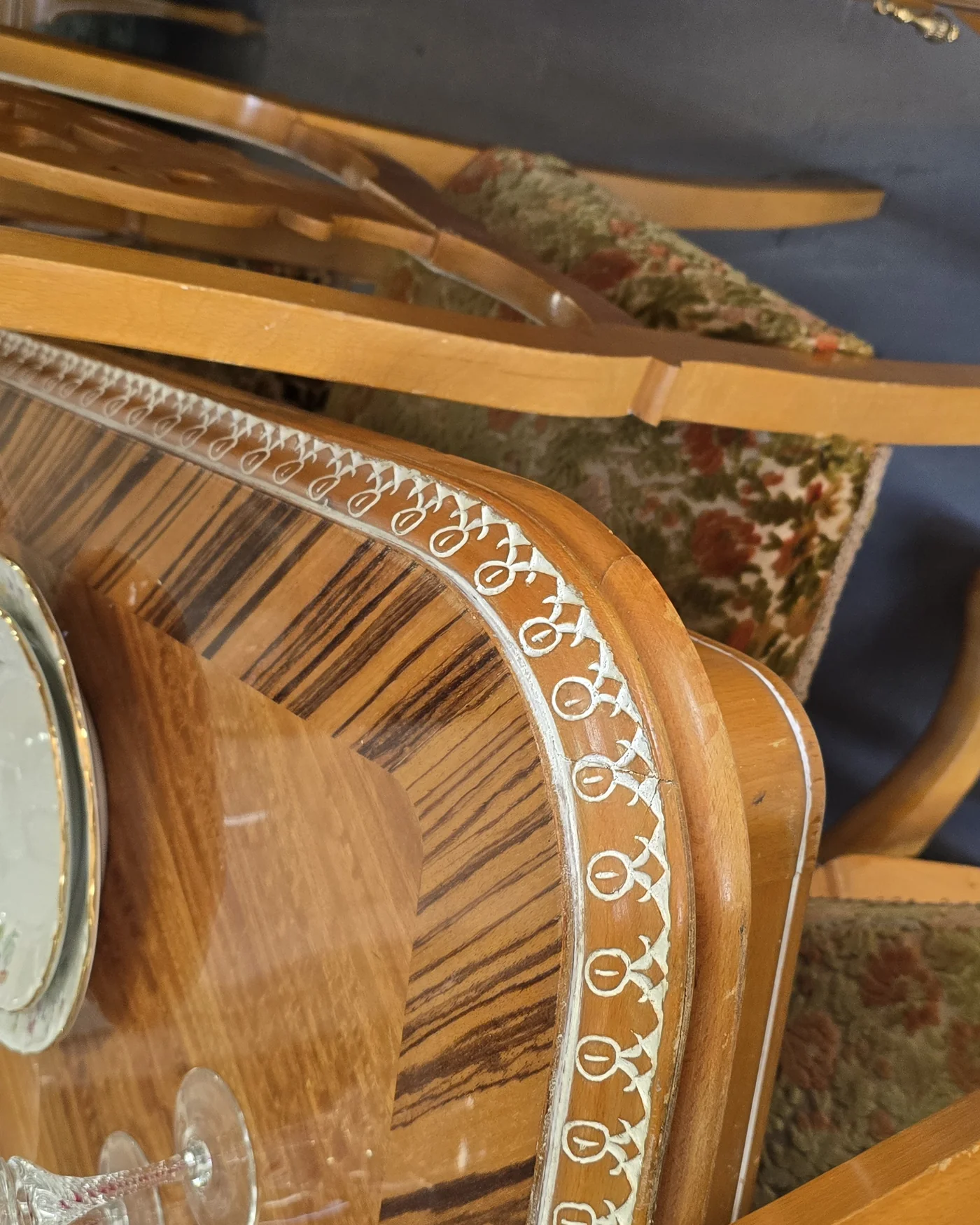 Mesa comedor con sillas estilo victoria - imagen 2