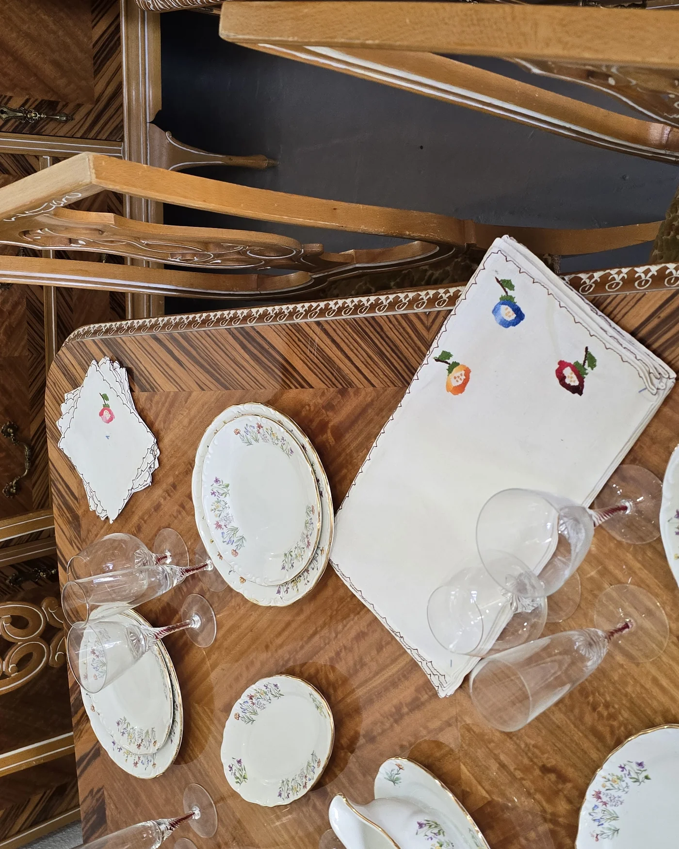 Mesa comedor con sillas estilo victoria - imagen 3
