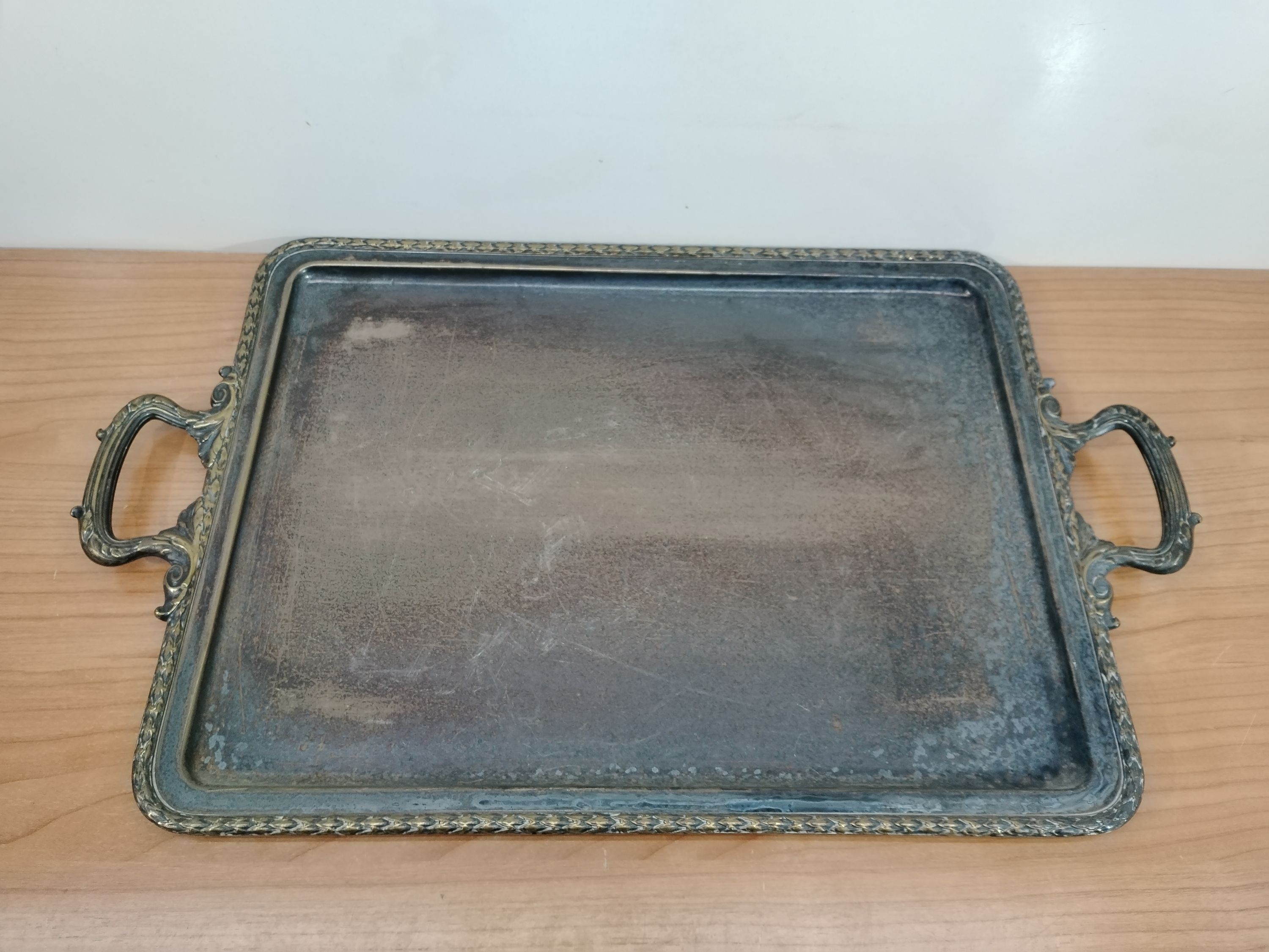 Bandeja Vintage de Metal Plateado con Asas