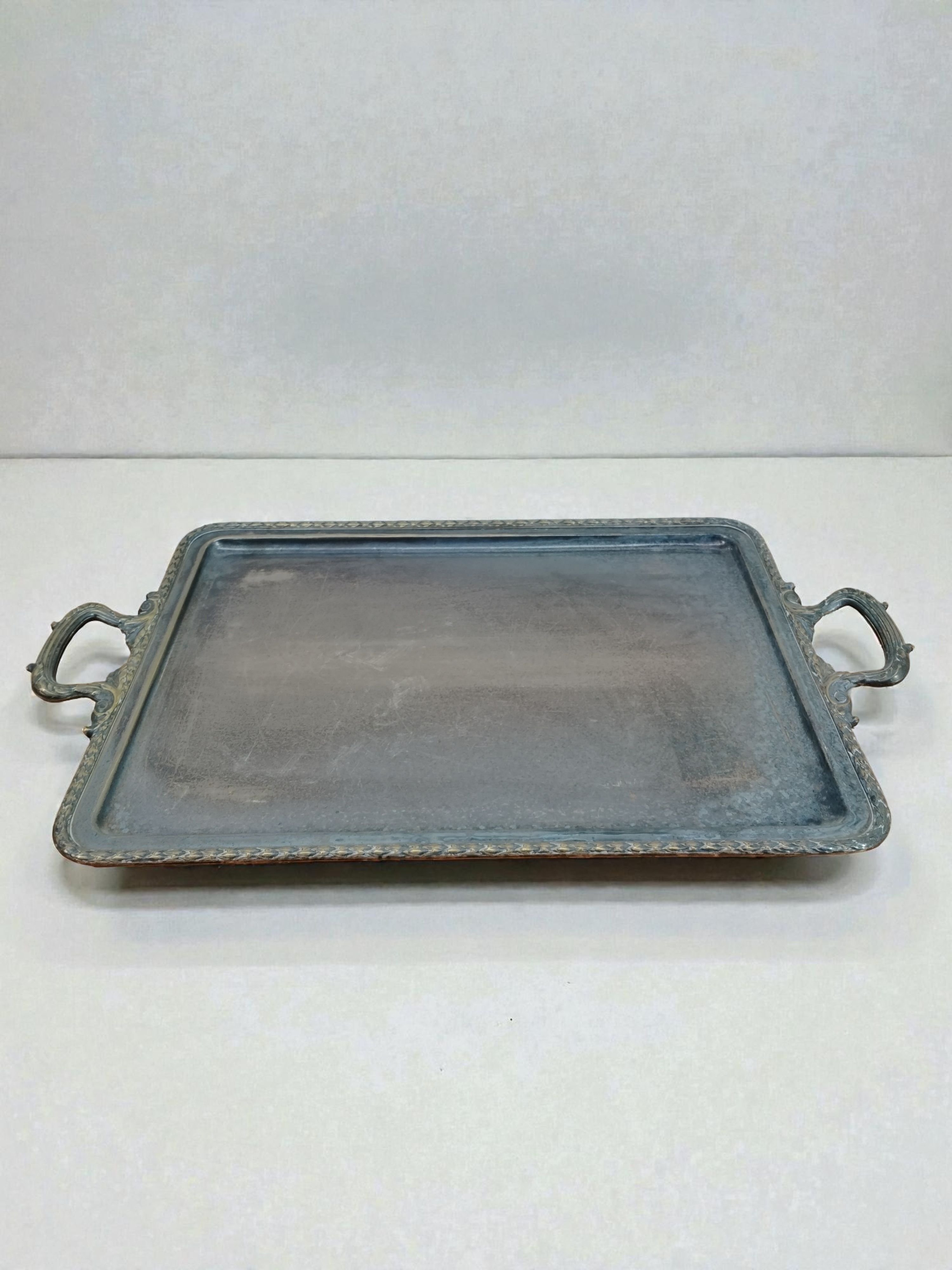 Bandeja Vintage de Metal Plateado con Asas