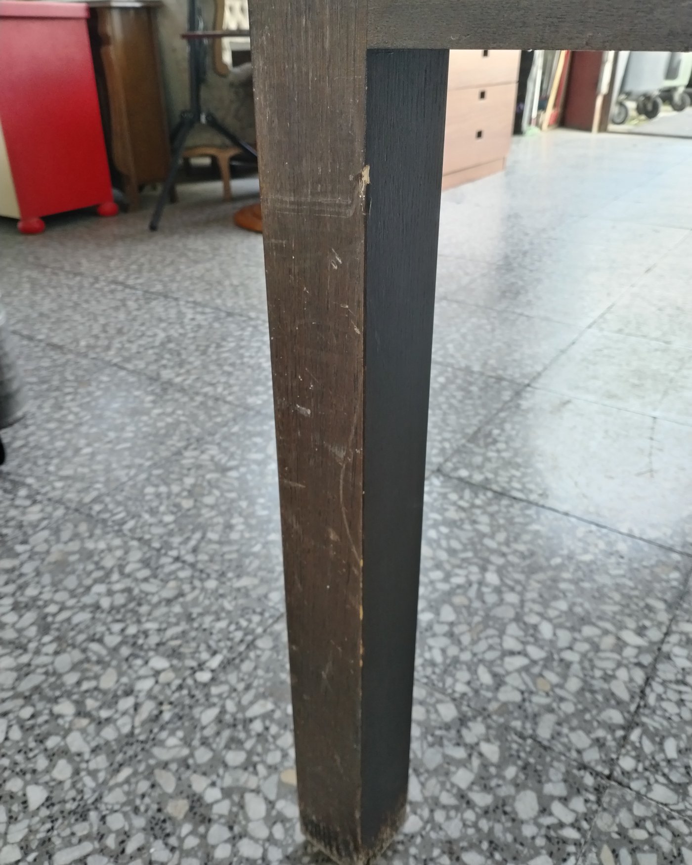 Mesa de comedor de madera maciza con acabado negro - imagen 1