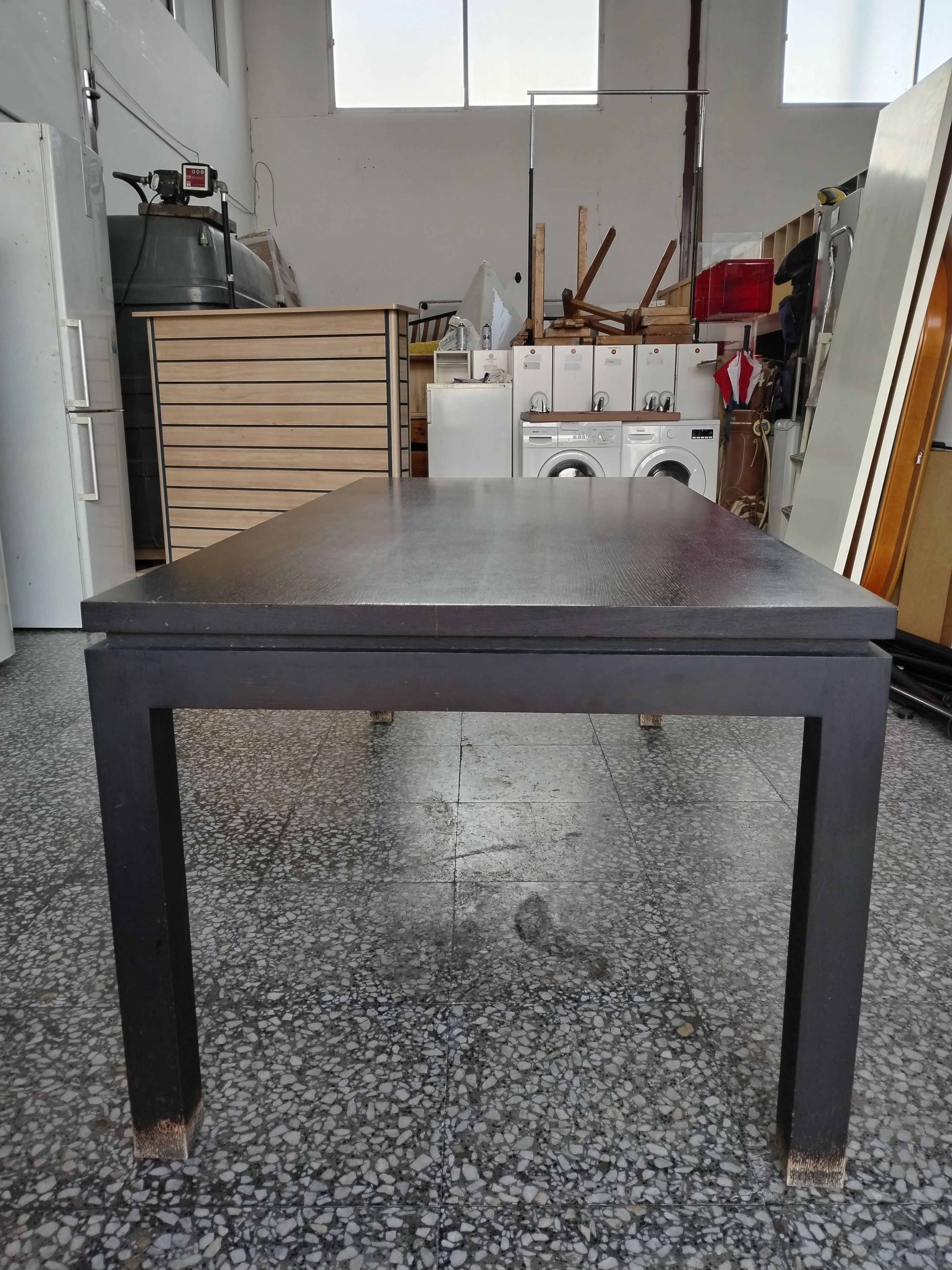 Mesa de comedor de madera maciza con acabado negro - miniatura 4