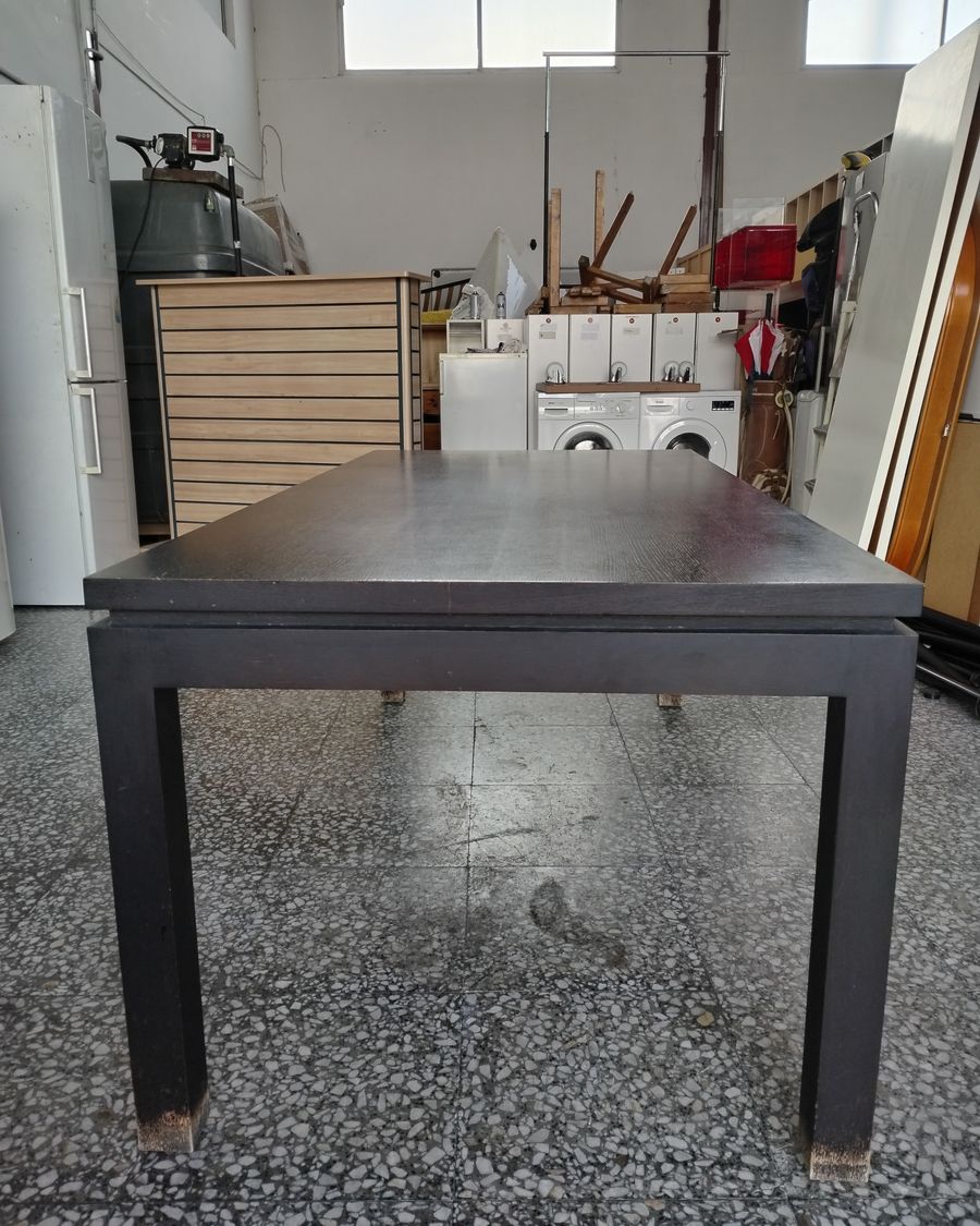 Mesa de comedor de madera maciza con acabado negro - imagen 4