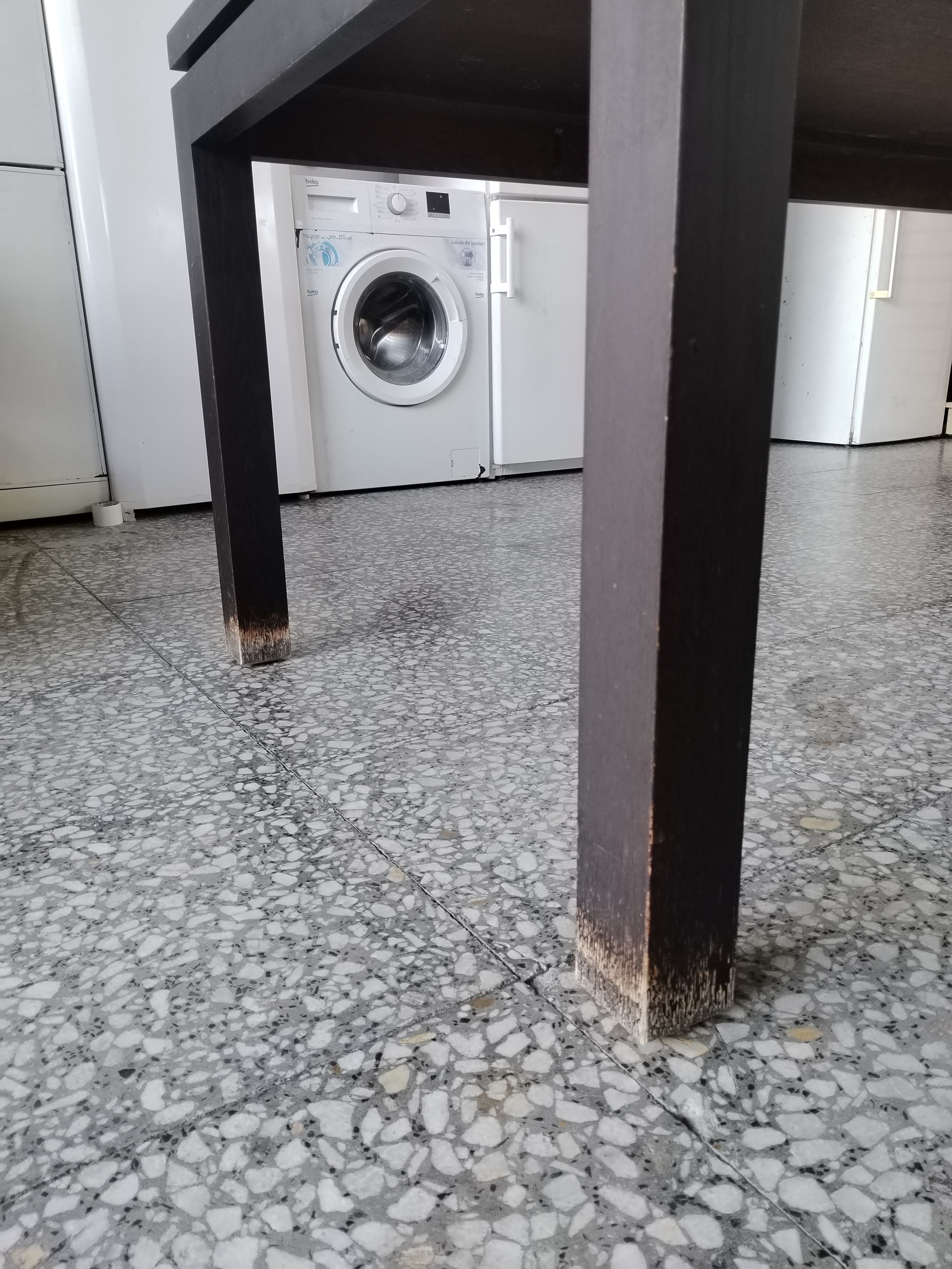 Mesa de comedor de madera maciza con acabado negro - miniatura 5