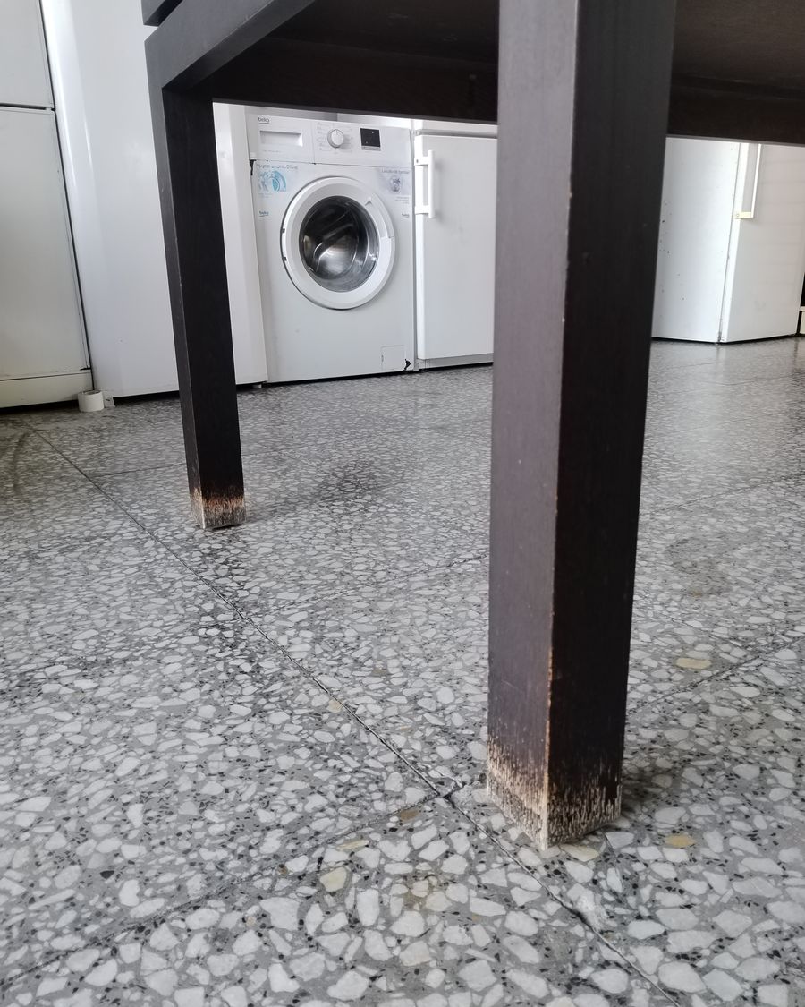 Mesa de comedor de madera maciza con acabado negro - imagen 5