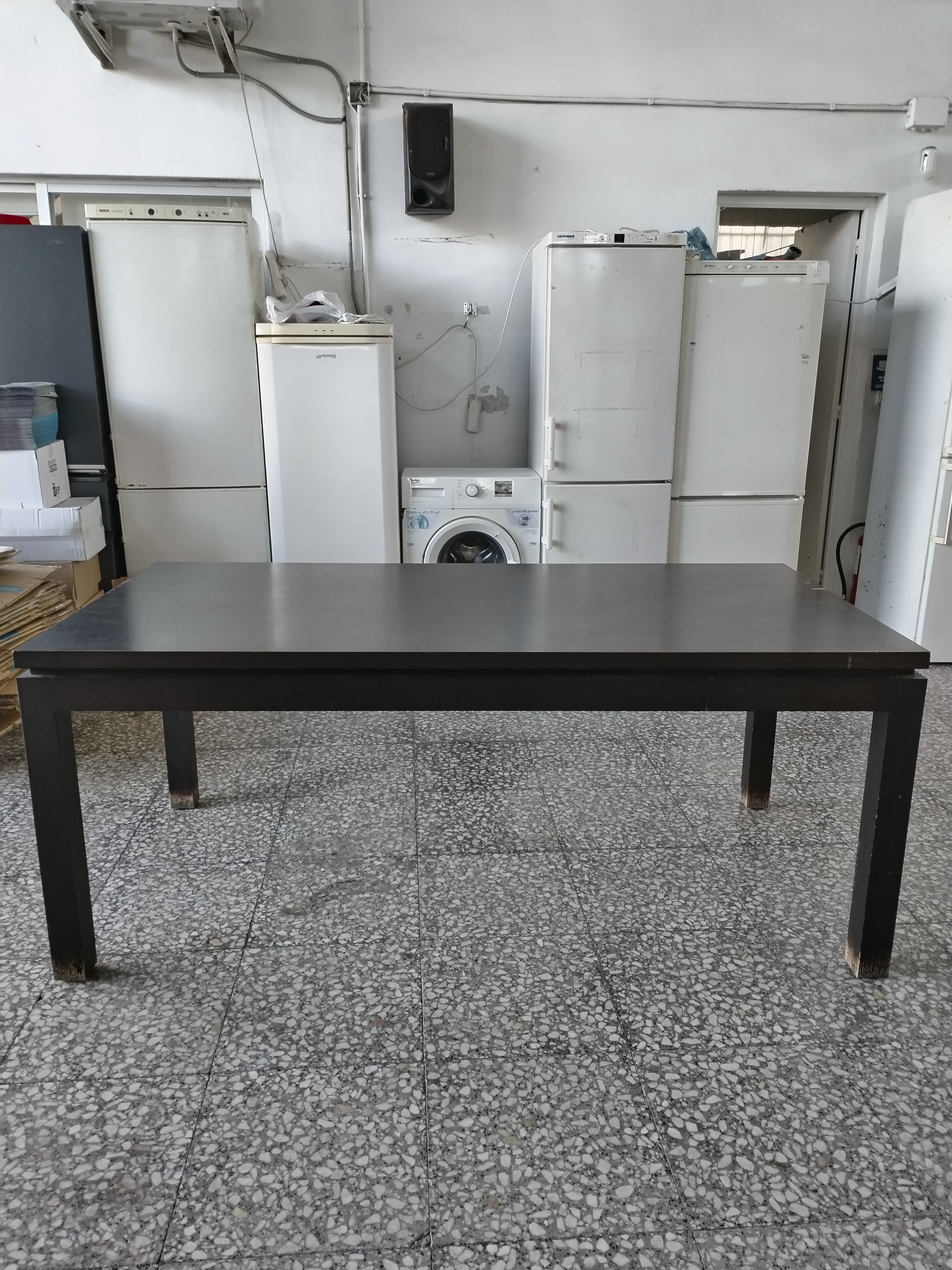 Mesa de comedor de madera maciza con acabado negro - miniatura 7