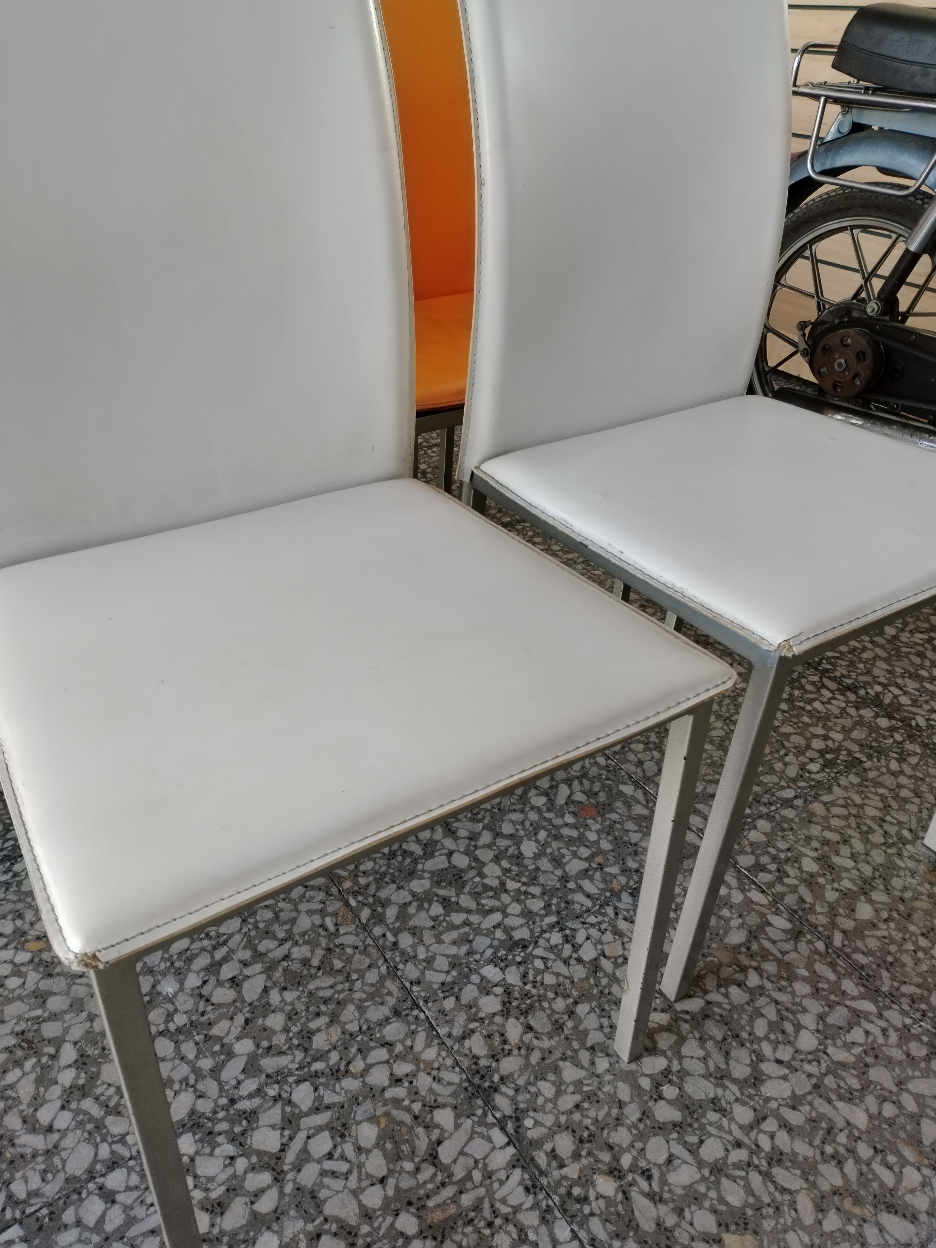 Conjunto de 6 sillas de metal con tapizado - miniatura 3