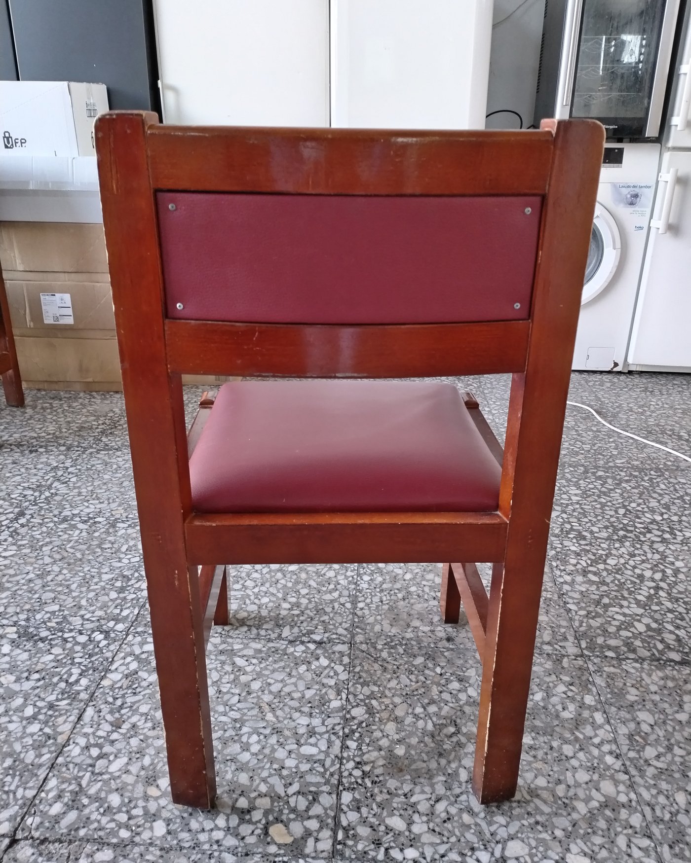 Silla de madera con tapizado en rojo - imagen 1