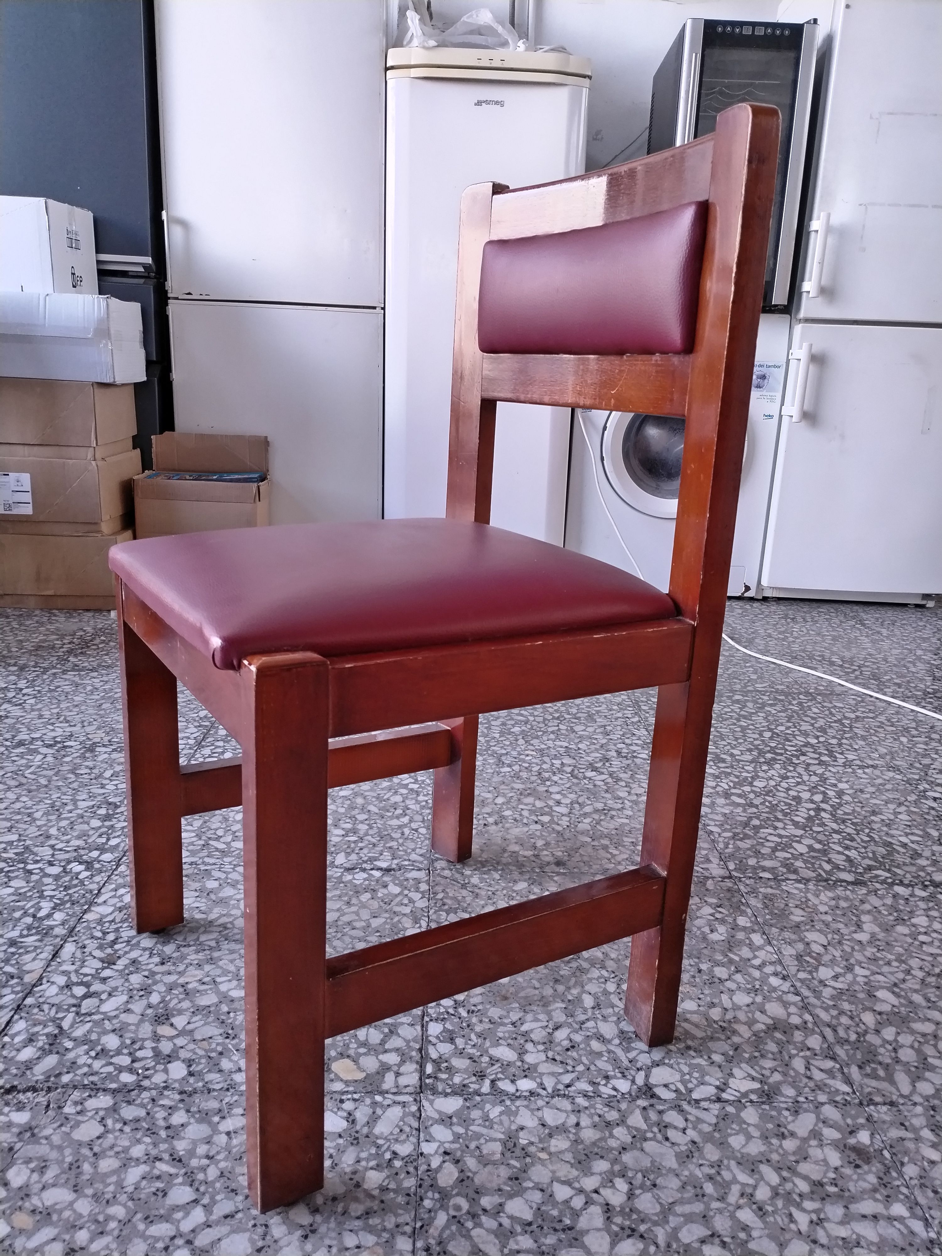 Silla de madera con tapizado en rojo - miniatura 2