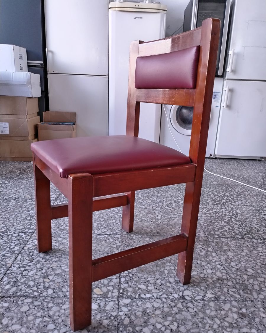 Silla de madera con tapizado en rojo - imagen 2