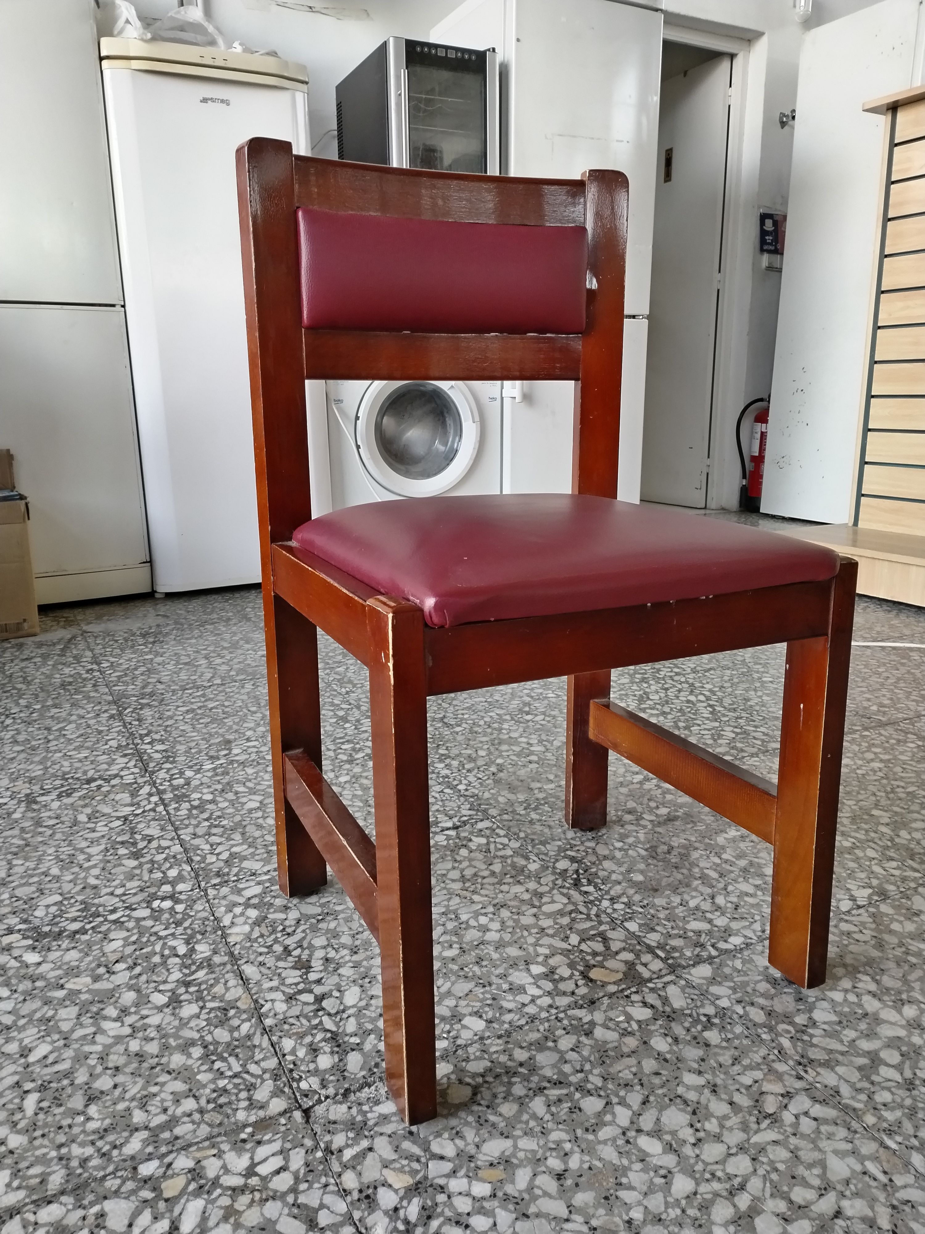 Silla de madera con tapizado en rojo - miniatura 3