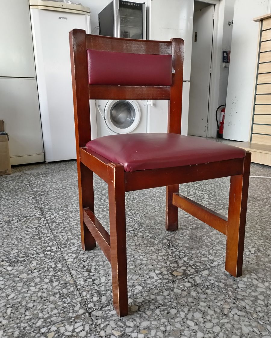 Silla de madera con tapizado en rojo - imagen 3