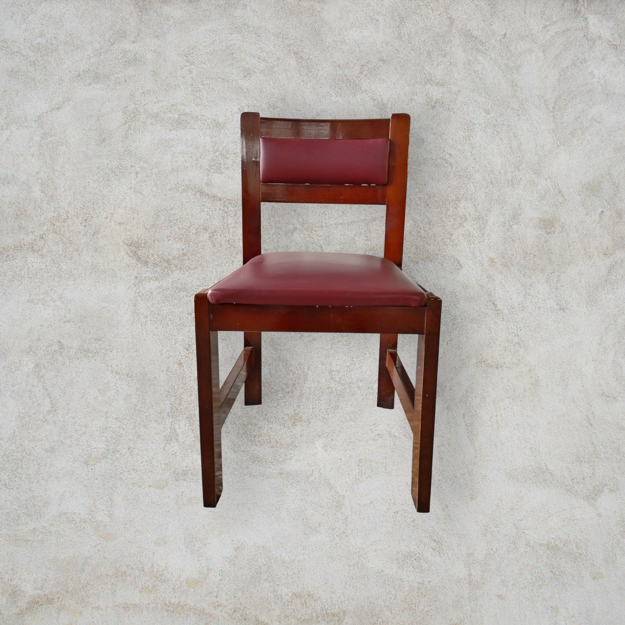 Silla de madera con tapizado en rojo - miniatura 4