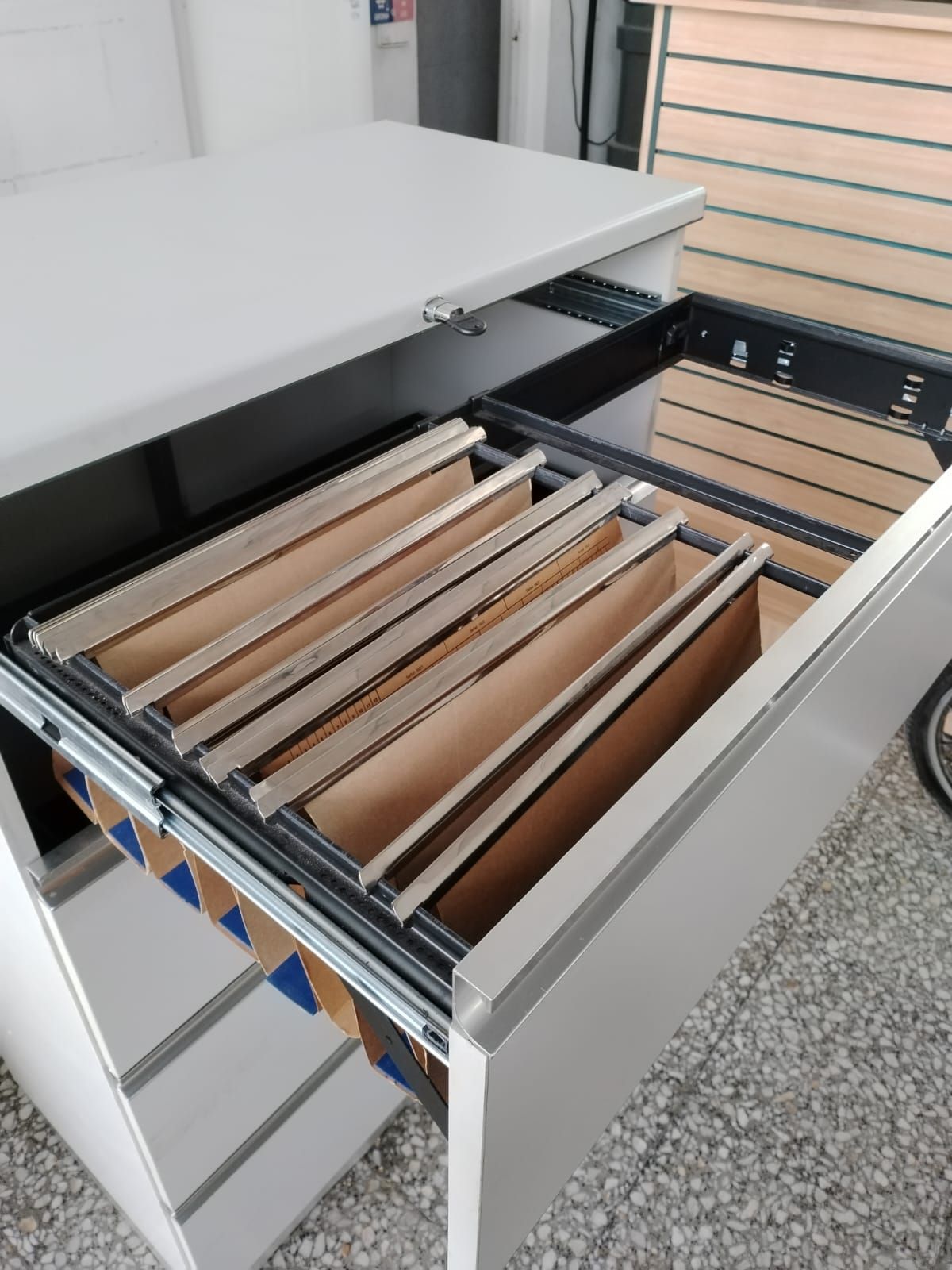 Archivador de metal con cajones y sistema colgante