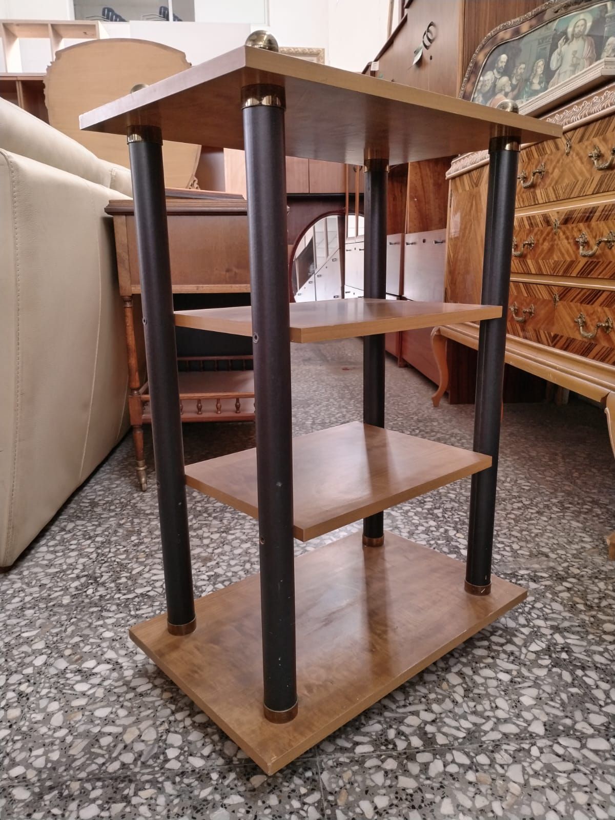 Mesa auxiliar vintage de madera con estructura de metal y detalles en latón