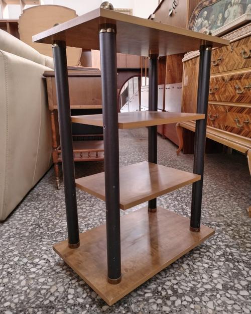 Mesa auxiliar vintage de madera con estructura de metal y detalles en latón